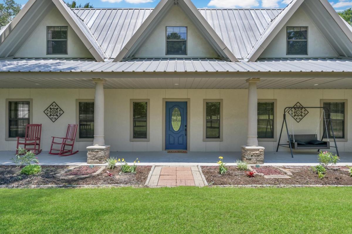 Massive Texas Ranch House By Lake and Forest - Housity