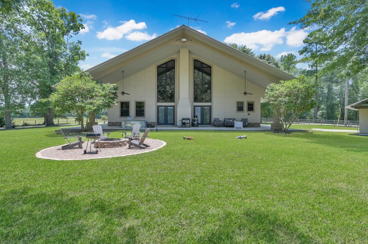 Massive Texas Ranch House By Lake and Forest - Housity