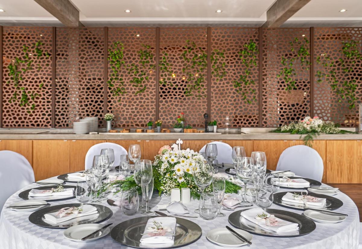 Um restaurante ou outro lugar para comer em Dorisol Buganvilia Studio Hotel