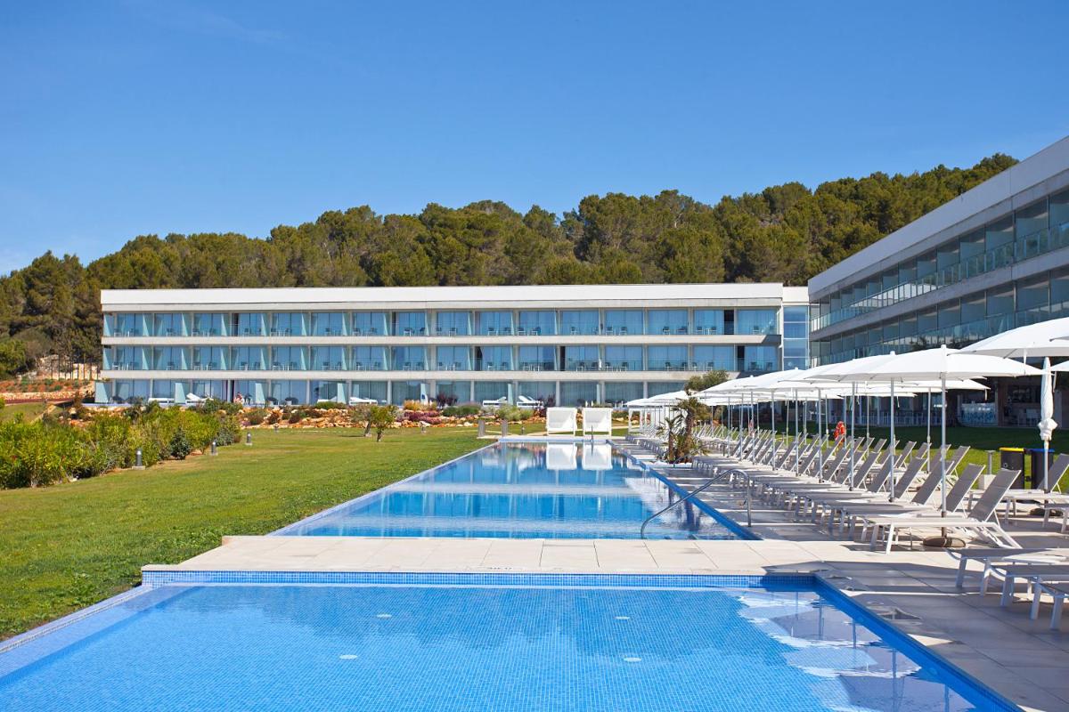 un gran edificio con una piscina con sillas y sombrillas en Seth 55 Santo Tomas, en Santo Tomás