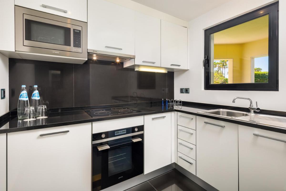 A cozinha ou kitchenette de AP Adriana Beach Resort