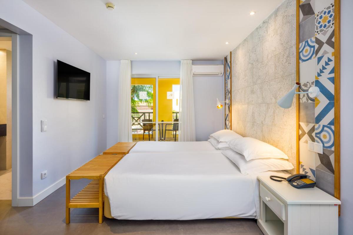 Uma cama ou camas num quarto em AP Adriana Beach Resort