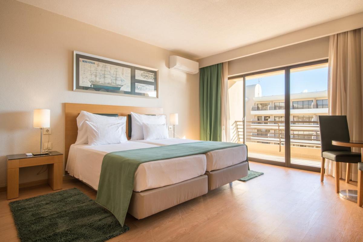 Uma cama ou camas num quarto em Vila Gale Marina
