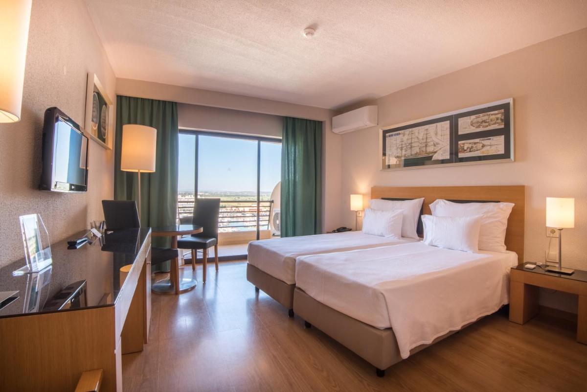 Uma cama ou camas num quarto em Vila Gale Marina
