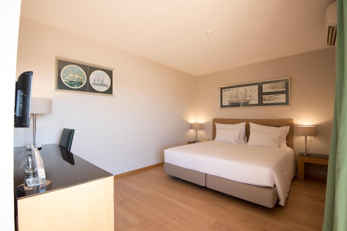 Uma cama ou camas num quarto em Vila Gale Marina