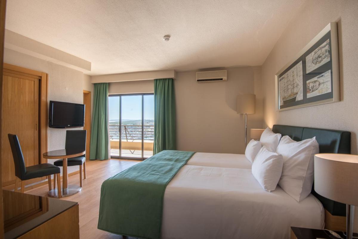 Uma cama ou camas num quarto em Vila Gale Marina