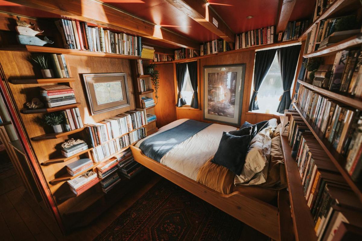 Floating Hotel - InnChanter - Housity