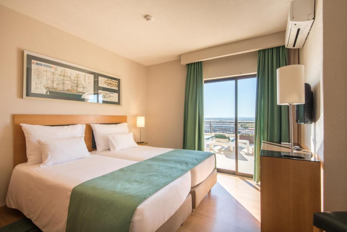Uma cama ou camas num quarto em Vila Gale Marina