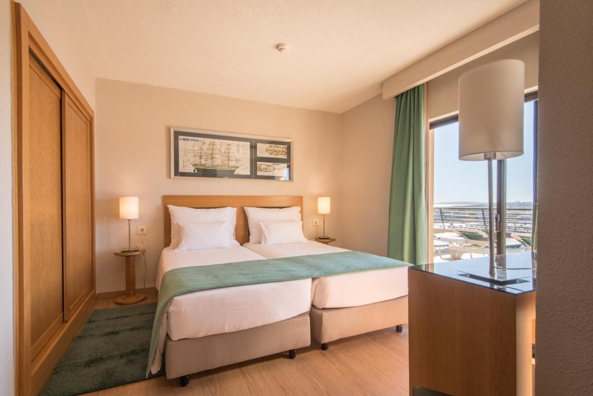 Uma cama ou camas num quarto em Vila Gale Marina