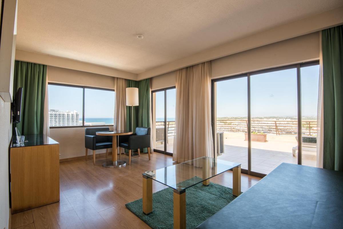 uma sala de estar com vista para o oceano em Vila Gale Marina em Vilamoura