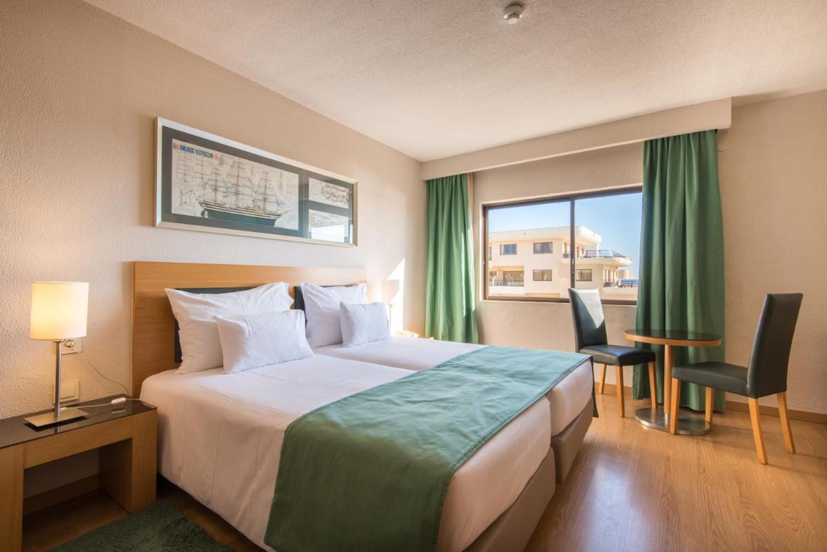 Uma cama ou camas num quarto em Vila Gale Marina