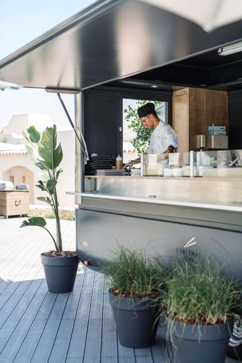 Utensilios para hacer té y café en 7Pines Resort Ibiza, part of Destination by Hyatt