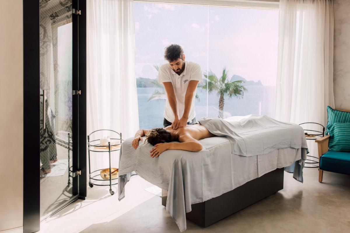 Clientes alojados en 7Pines Resort Ibiza, part of Destination by Hyatt