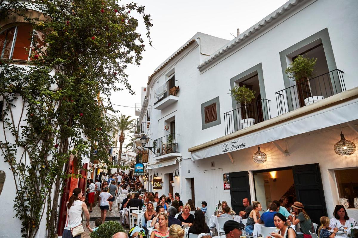 Clientes alojados en 7Pines Resort Ibiza, part of Destination by Hyatt
