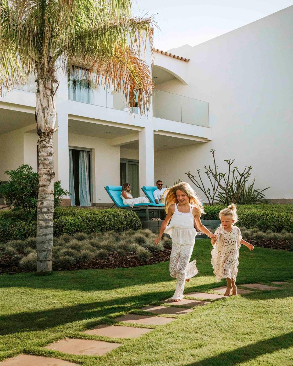 Niños alojados en 7Pines Resort Ibiza, part of Destination by Hyatt