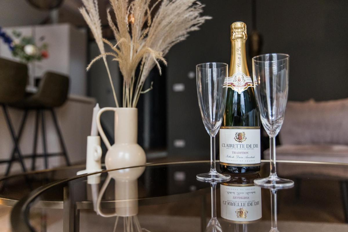 Glamorous gateway Rosé - Housity
