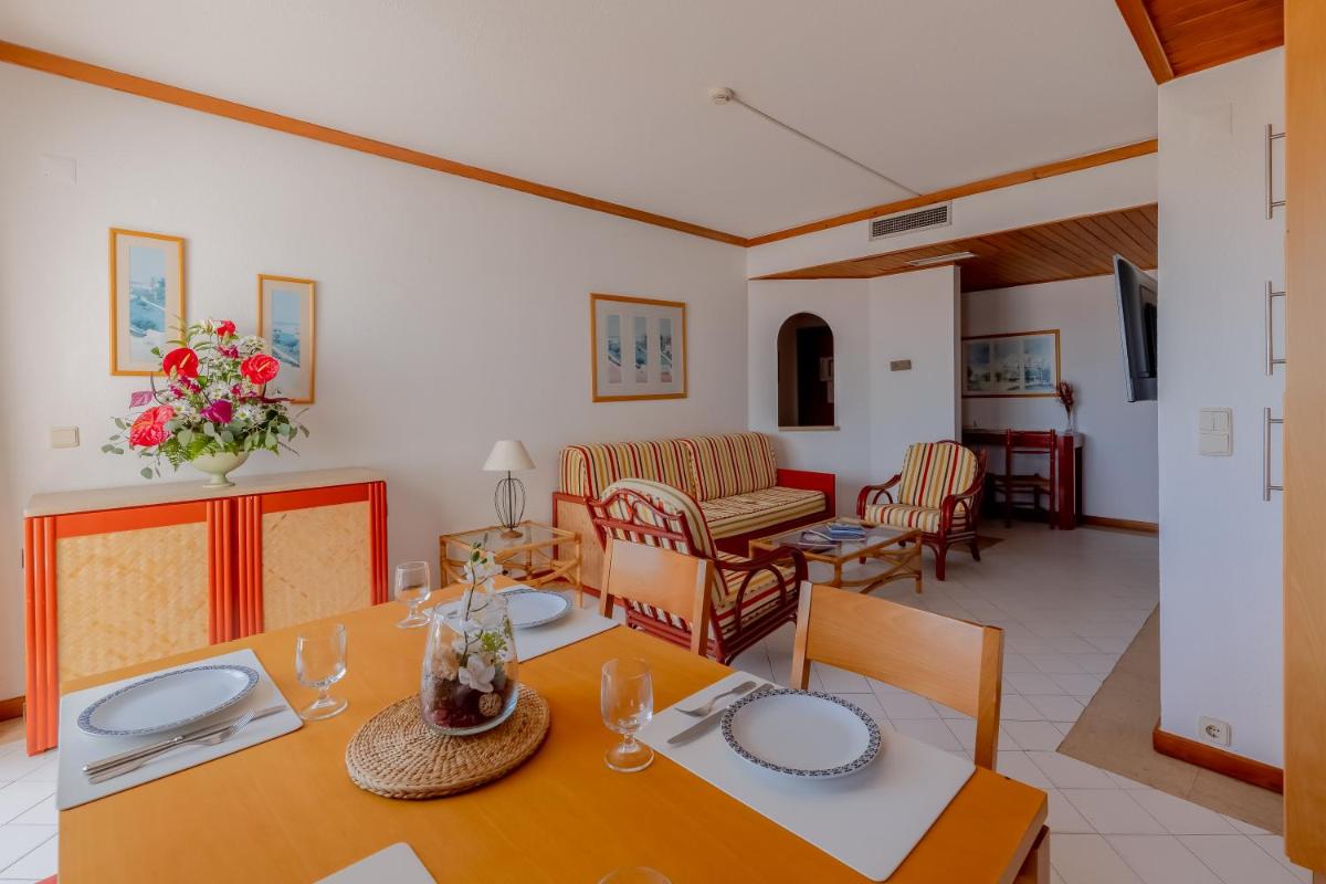 Uma área de estar em Muthu Oura Praia Hotel