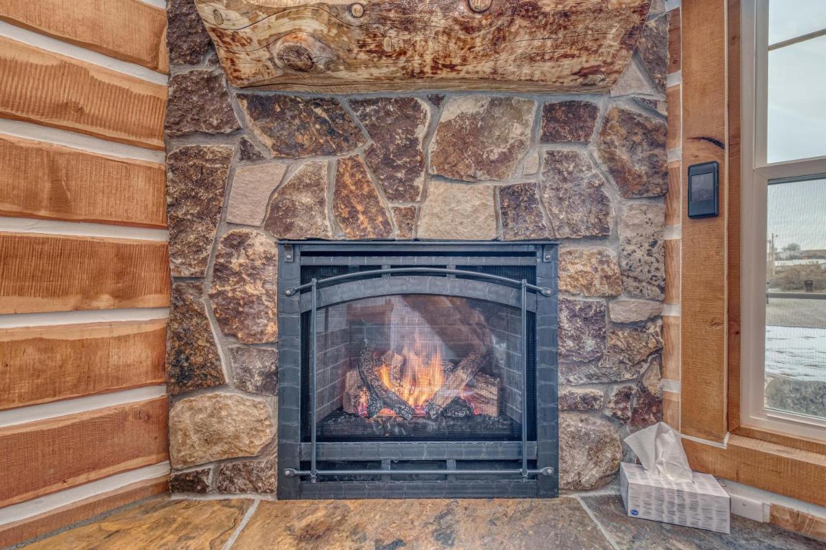 Rustic Retreat Log Cabin W- Fire Pit Pool Table! - Housity