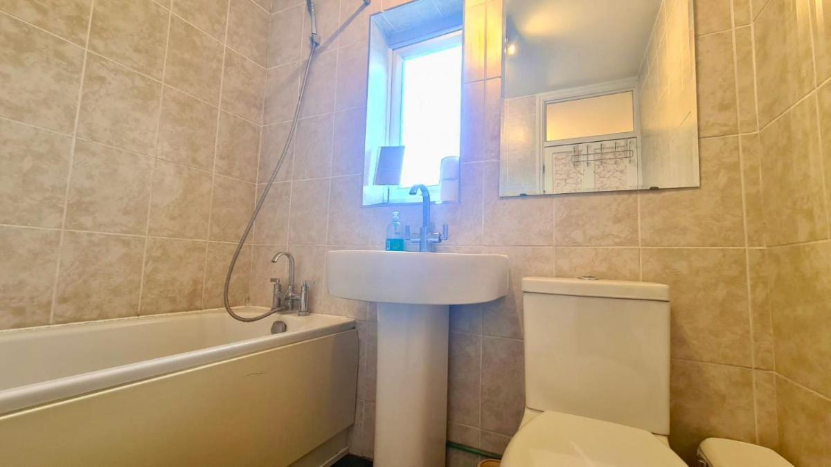 Lovely private room in East Ham - Housity