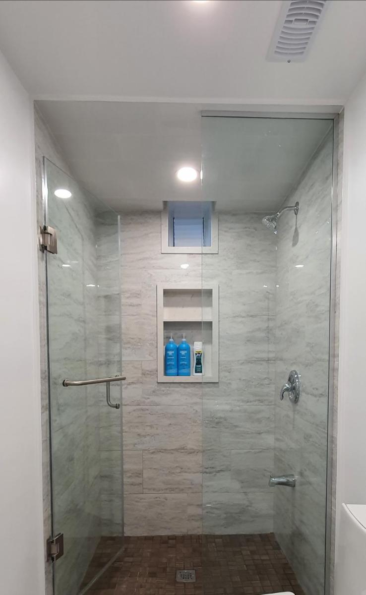 Deluxe Private Room in North York - Housity
