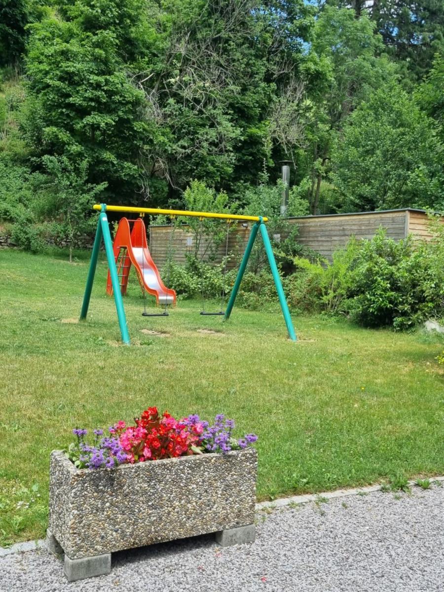 Aire de jeux pour enfants de l'établissement Logis Hôtel Restaurant De La Poste et SPA de Montagne