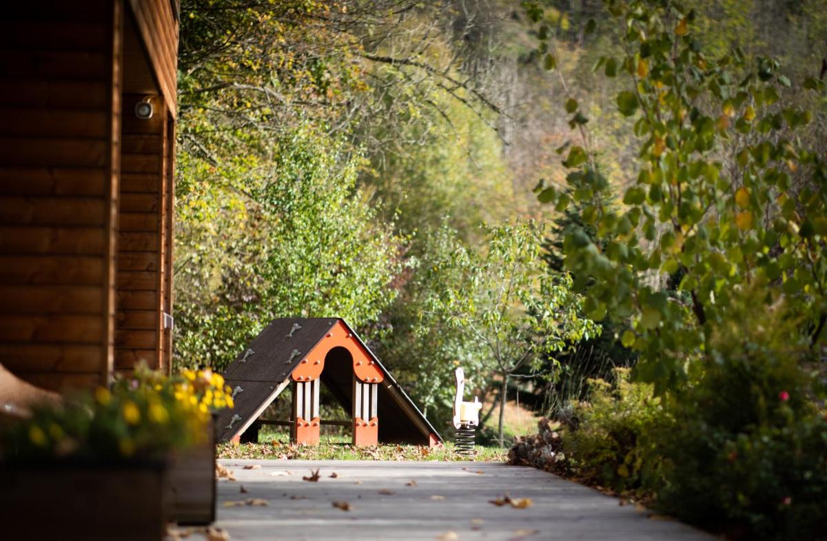 Jardin de l'établissement Logis Hôtel Restaurant De La Poste et SPA de Montagne