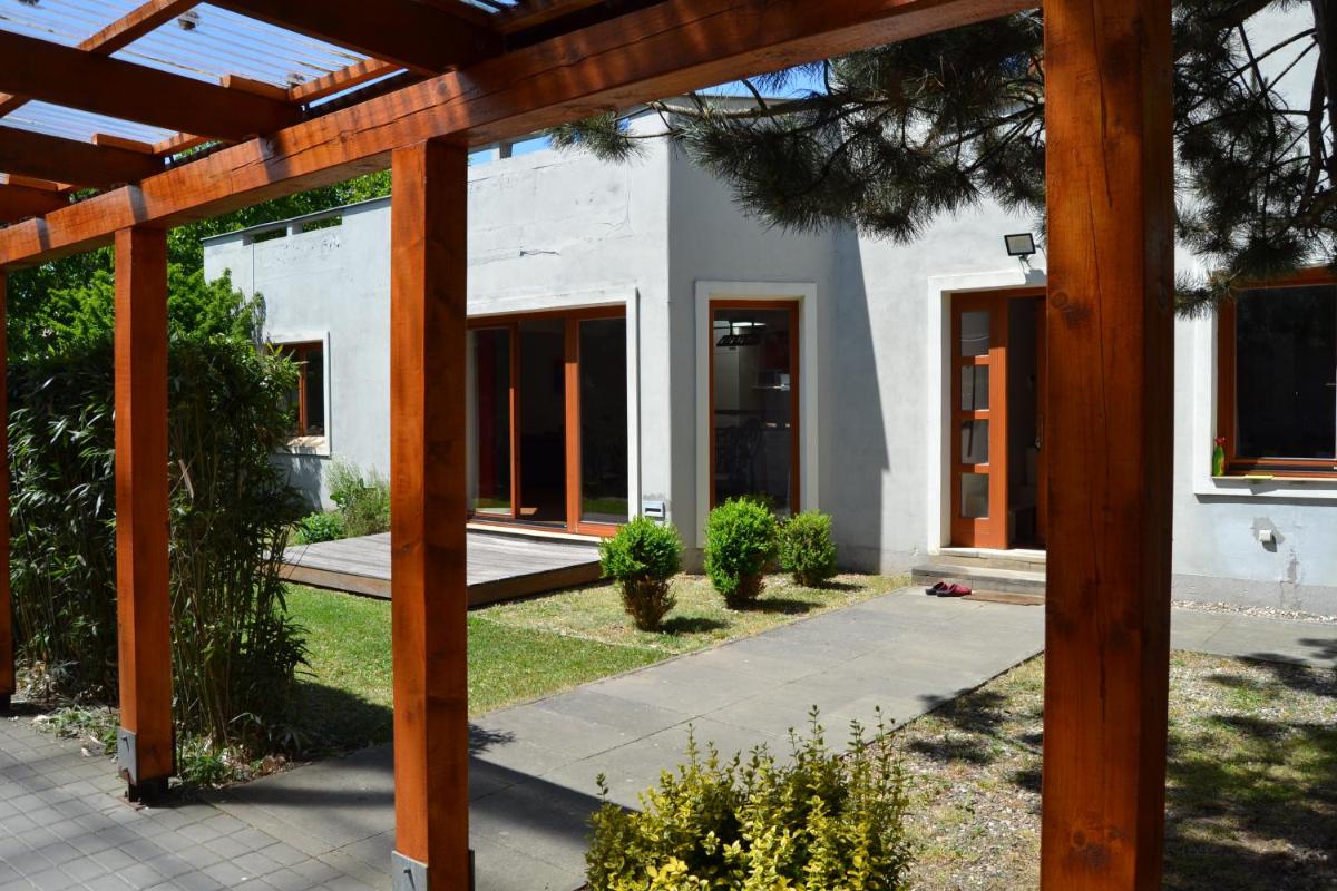 Large house with parking, 30 min to Prague center - Housity
