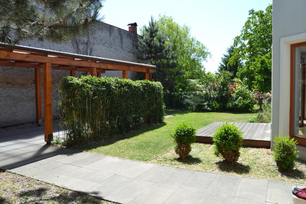 Large house with parking, 30 min to Prague center - Housity