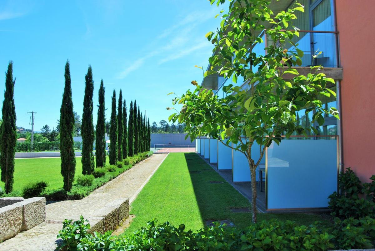 Um jardim no exterior de Hotel Quinta da Cruz & SPA
