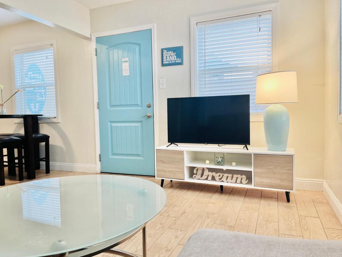 Cozy Beach Cottage with Bicycles - Housity