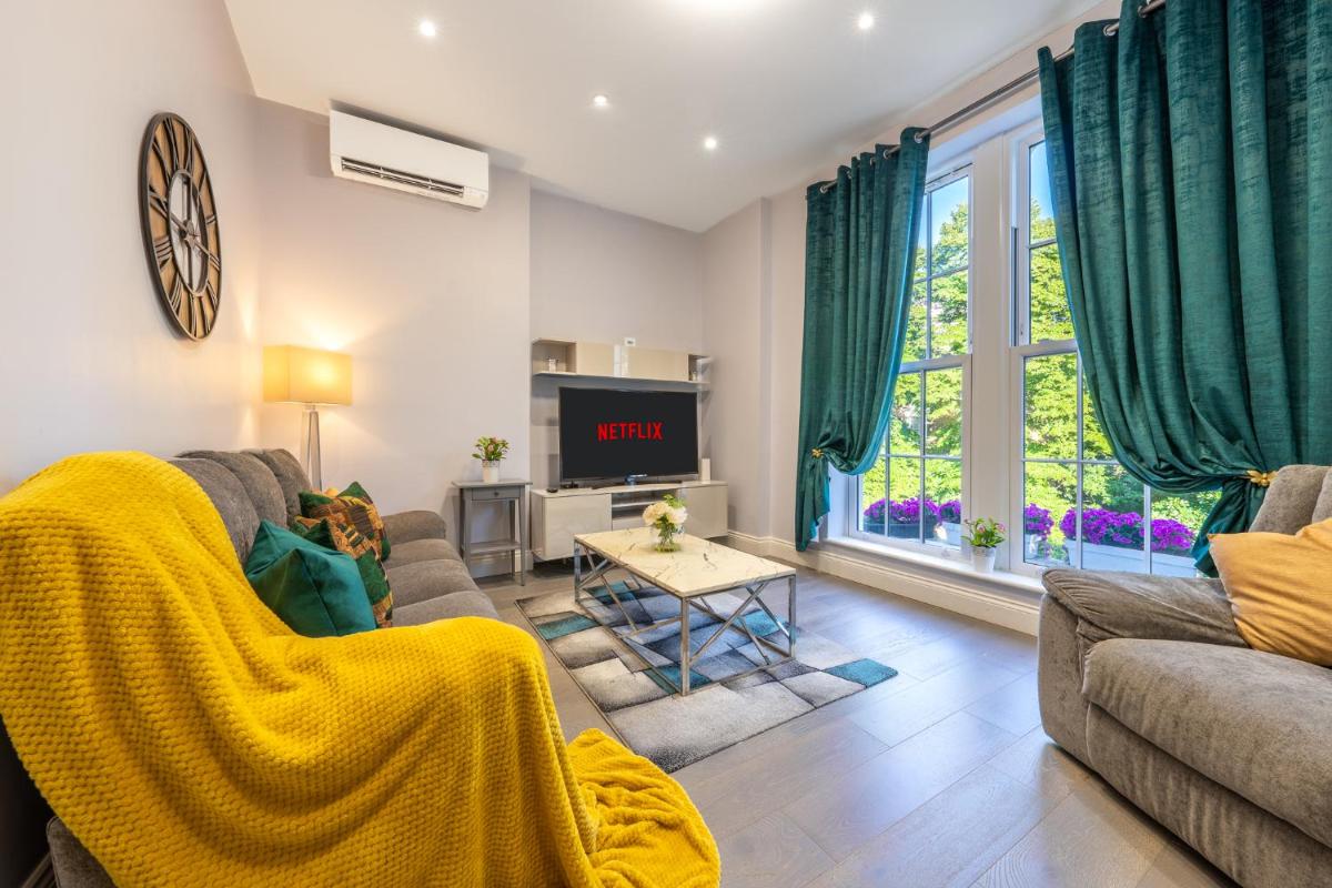 Modern 3 and 2 bedroom flat in central london with installed AC - Housity