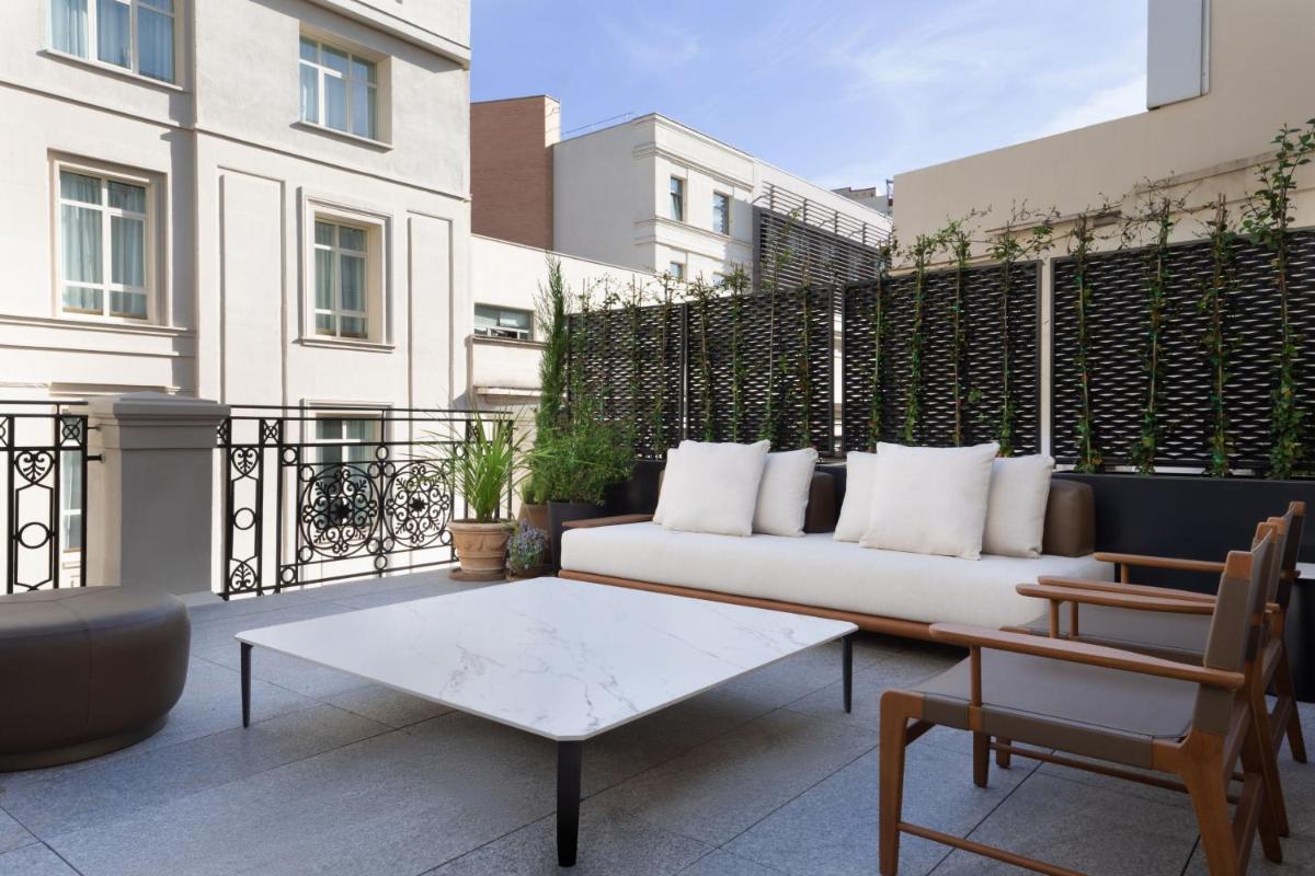 Un balcón o terraza de JW Marriott Hotel Madrid