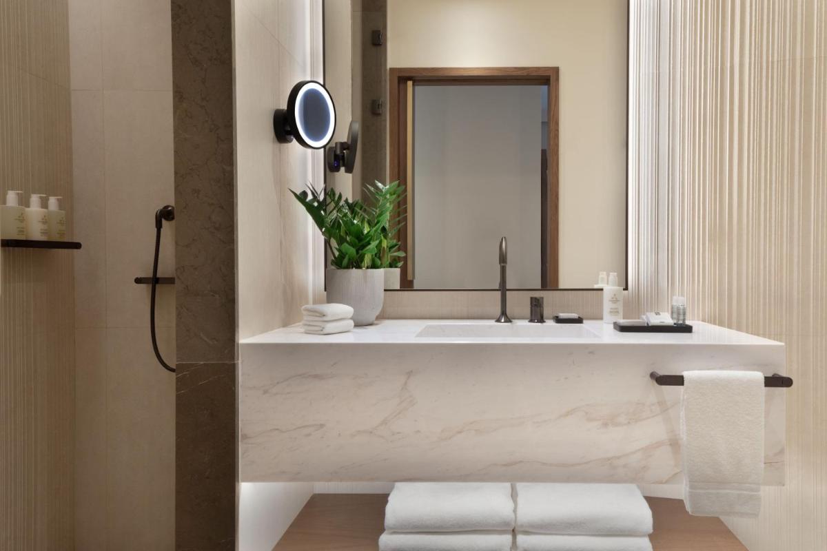 Un baño de JW Marriott Hotel Madrid