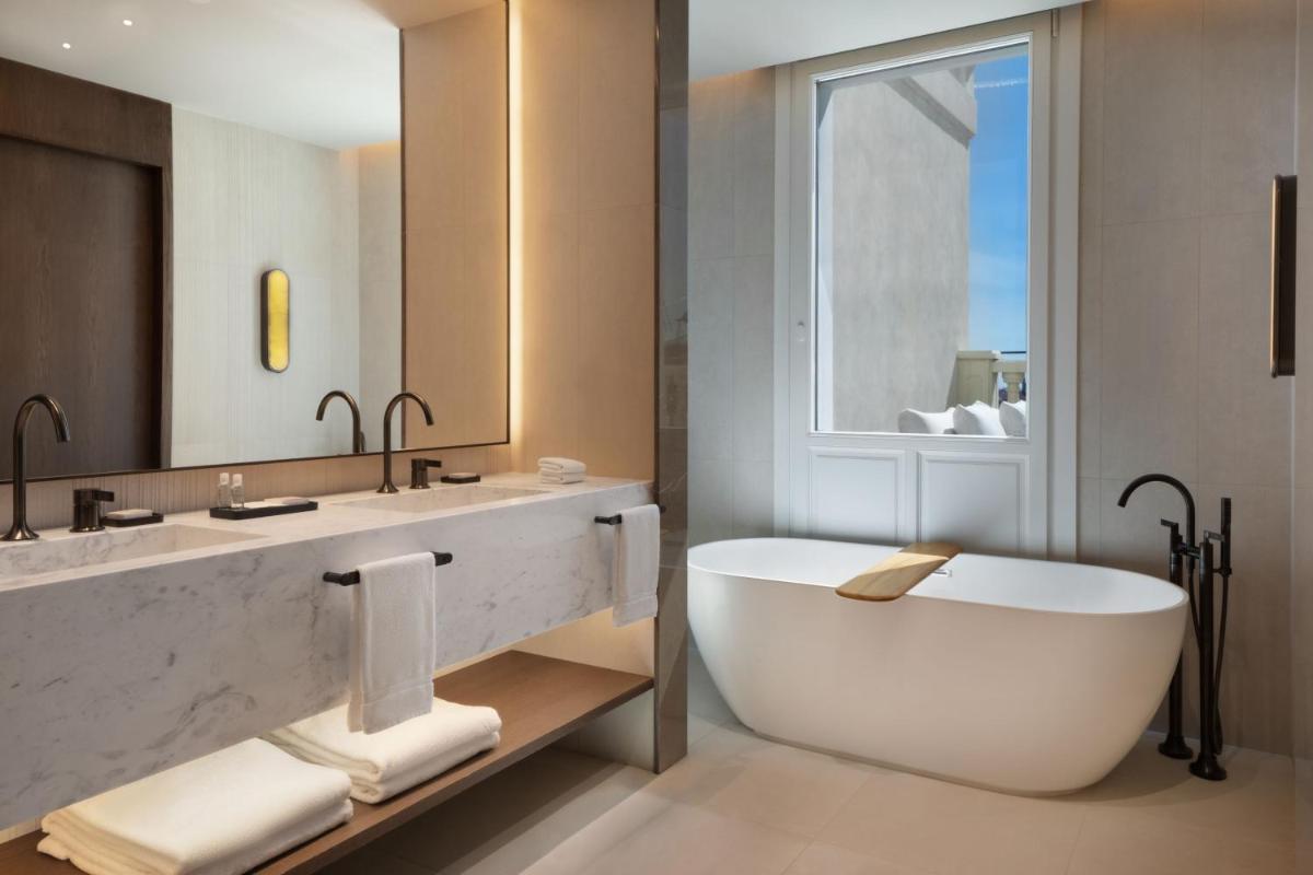 Un baño de JW Marriott Hotel Madrid