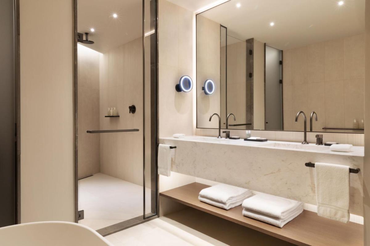 Un baño de JW Marriott Hotel Madrid