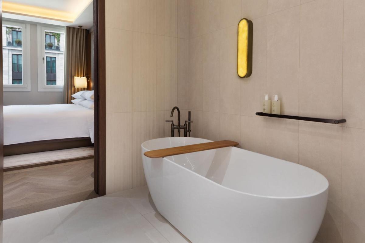 Cama o camas de una habitación en JW Marriott Hotel Madrid