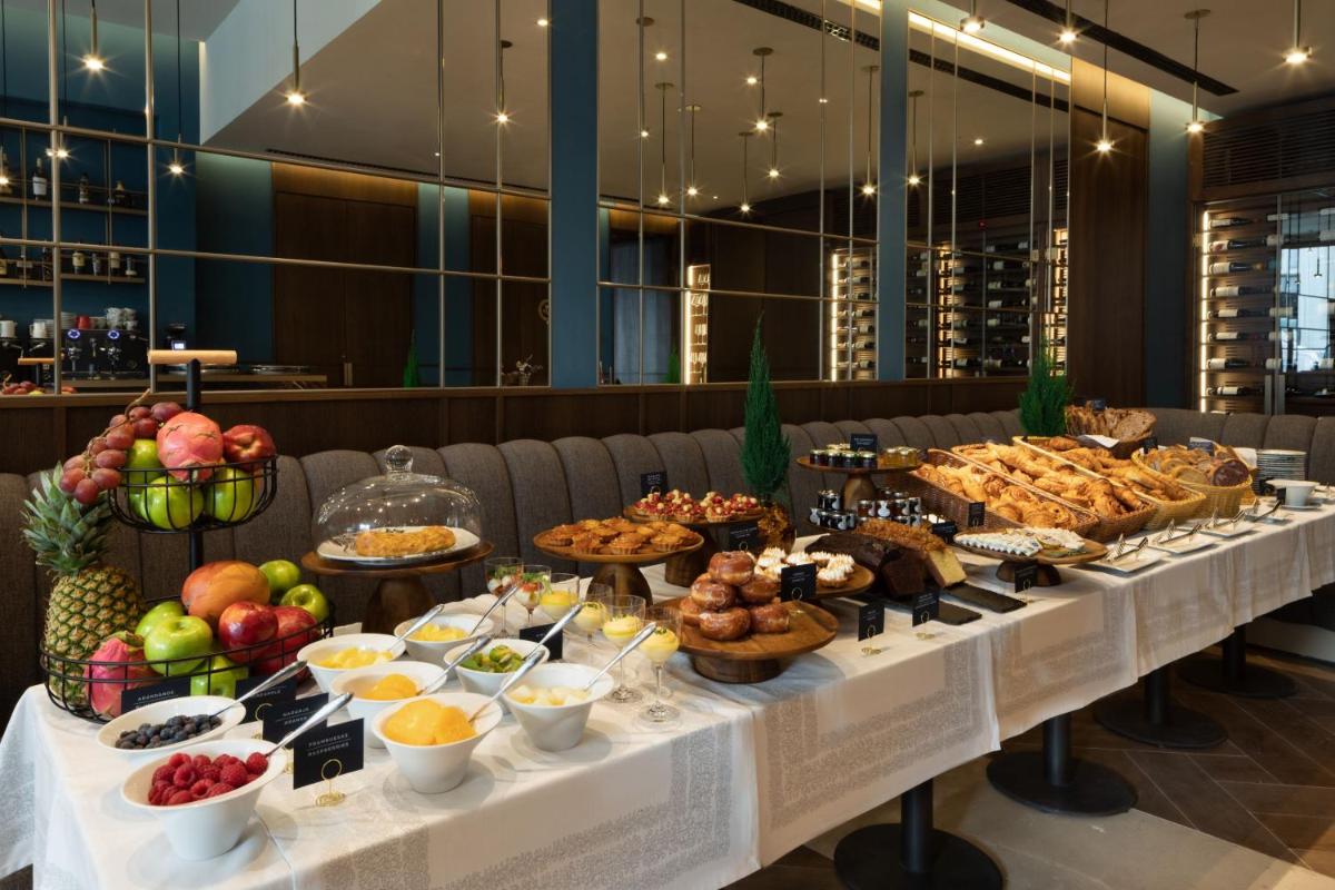 Comida en o cerca de este hotel