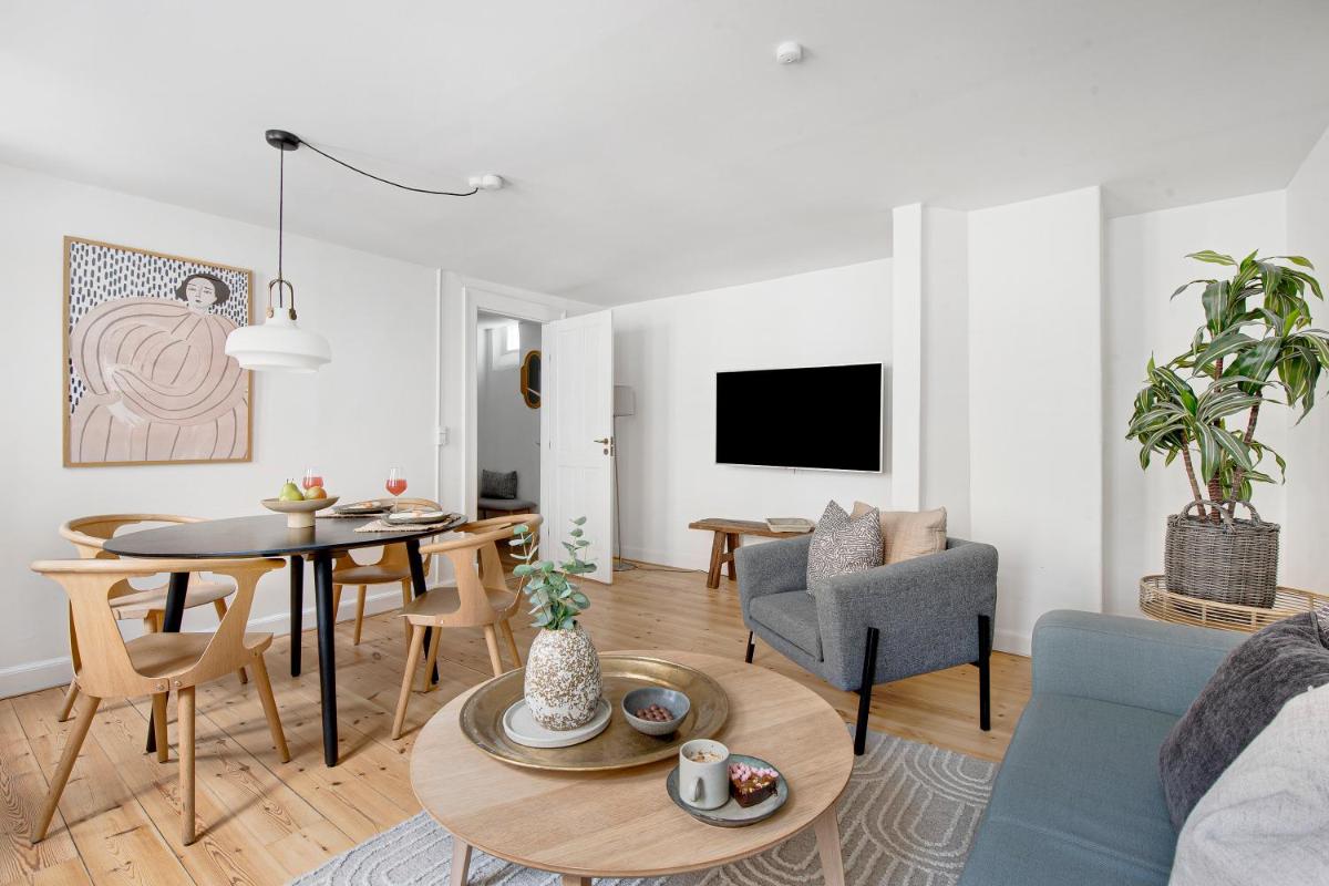 Sanders Central - Cute One-Bedroom Apartment In the Middle of It All - Housity