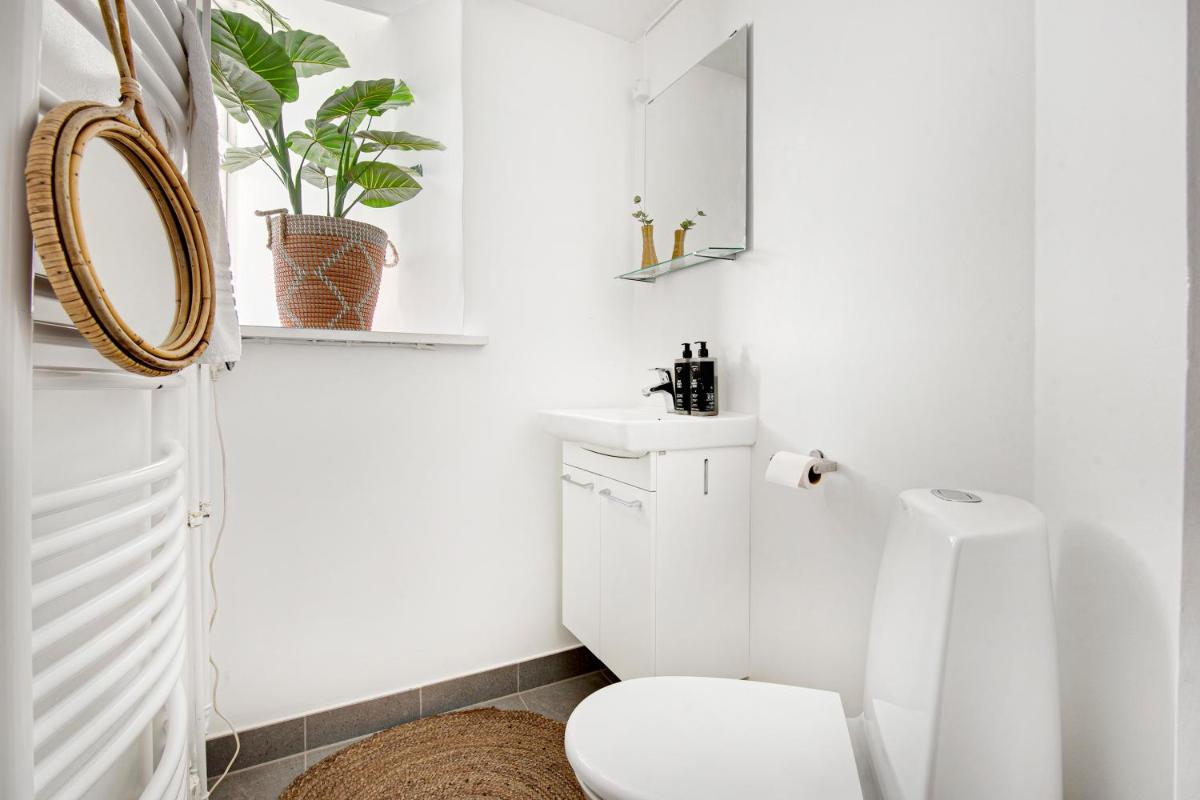 Sanders Central - Cute One-Bedroom Apartment In the Middle of It All - Housity