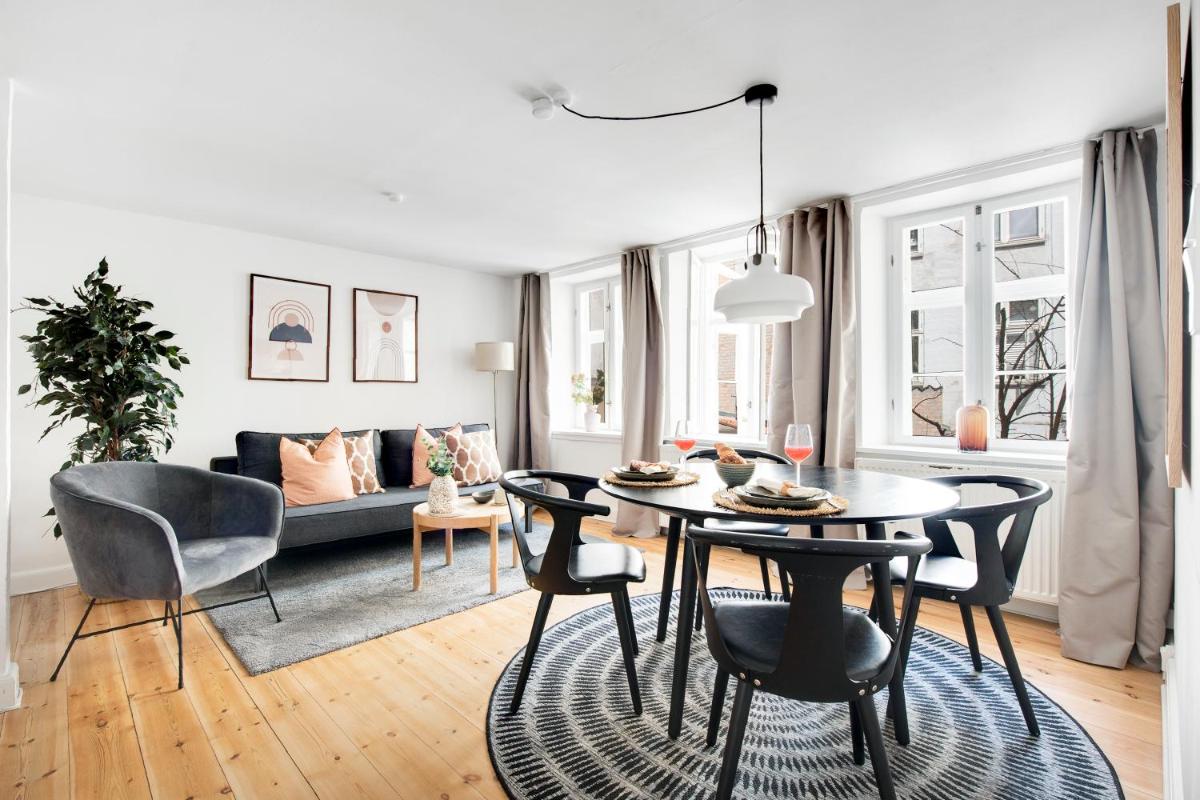 Sanders Central - Petite One-Bedroom Apartment In the Middle of It All - Housity