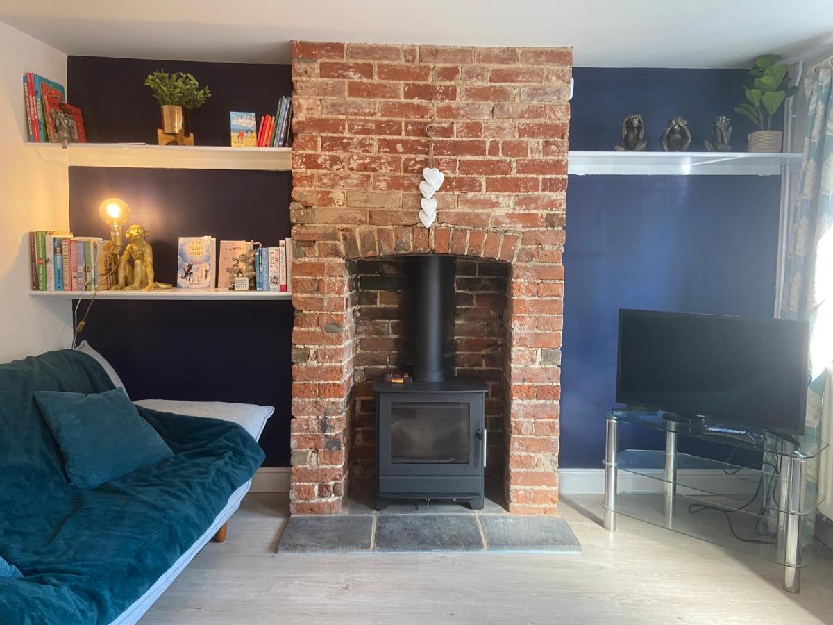 Woodbridge - Cosy little 2-Bed Cottage - Housity