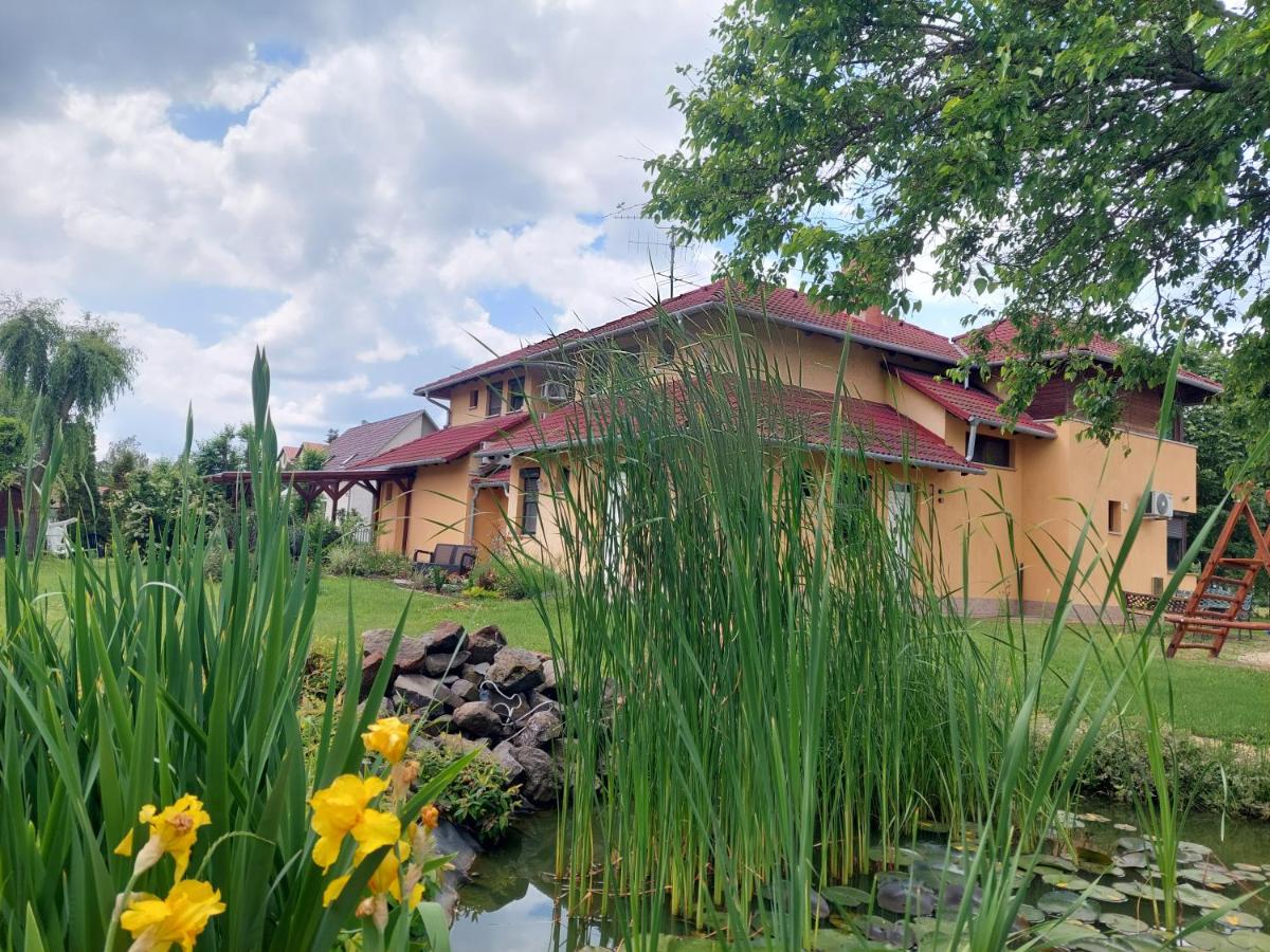 Cserke Apartmanház - Housity