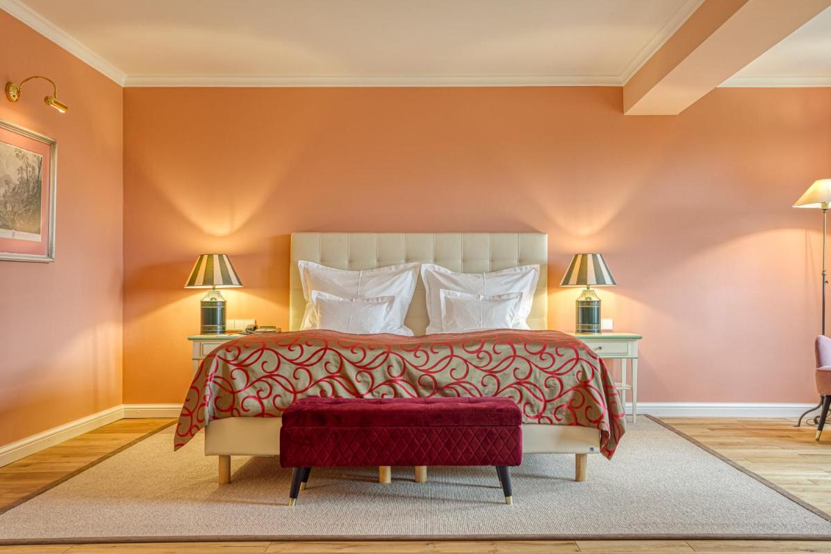 Ein Bett oder Betten in einem Zimmer der Unterkunft Wald & Schlosshotel Friedrichsruhe