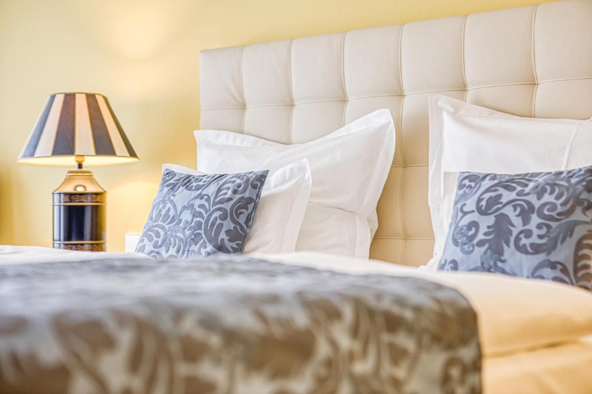 Ein Bett oder Betten in einem Zimmer der Unterkunft Wald & Schlosshotel Friedrichsruhe