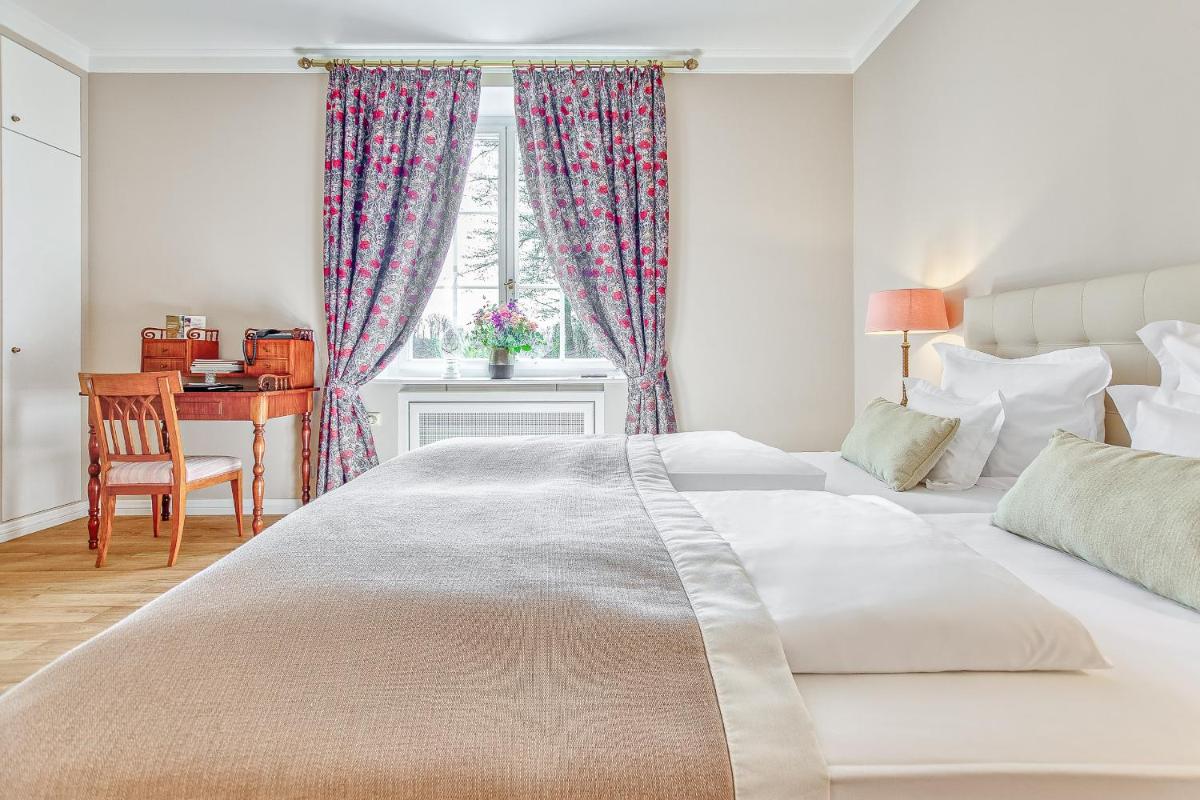 Ein Bett oder Betten in einem Zimmer der Unterkunft Wald & Schlosshotel Friedrichsruhe