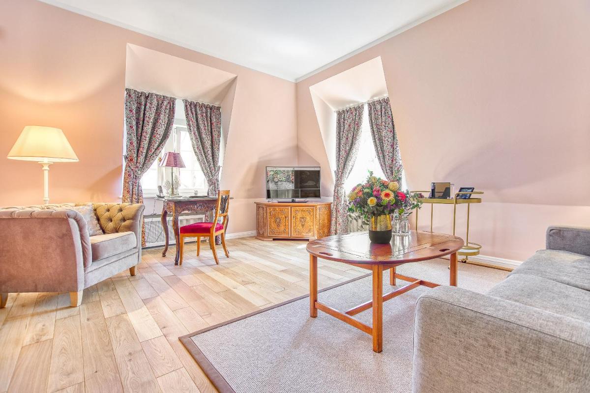 Ein Sitzbereich in der Unterkunft Wald & Schlosshotel Friedrichsruhe
