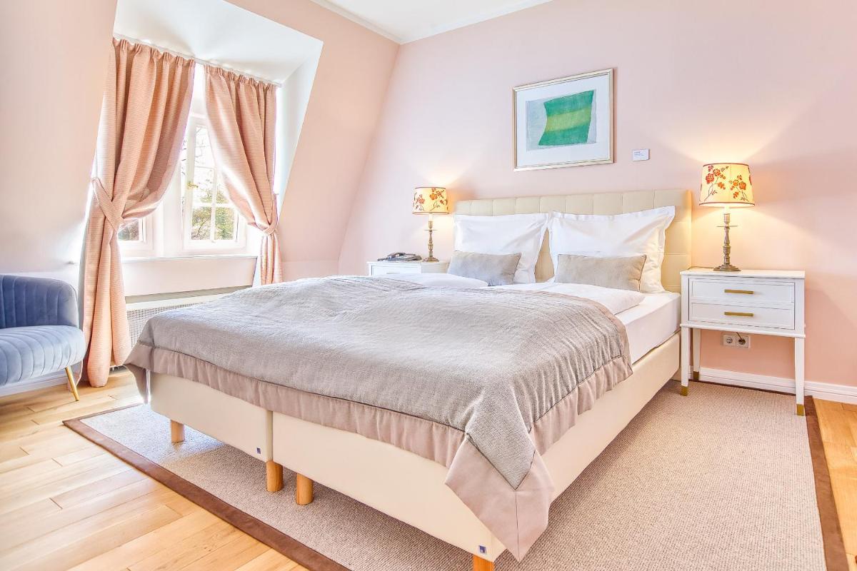 Ein Bett oder Betten in einem Zimmer der Unterkunft Wald & Schlosshotel Friedrichsruhe