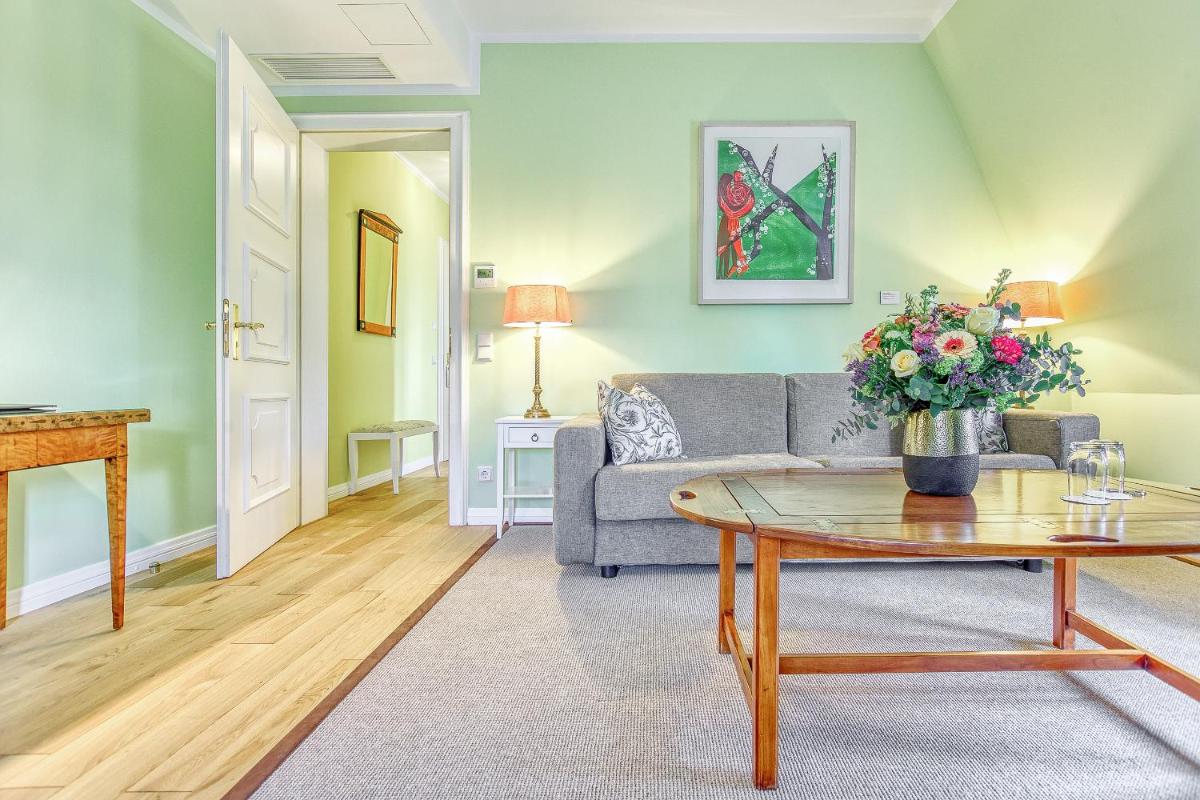 Ein Sitzbereich in der Unterkunft Wald & Schlosshotel Friedrichsruhe
