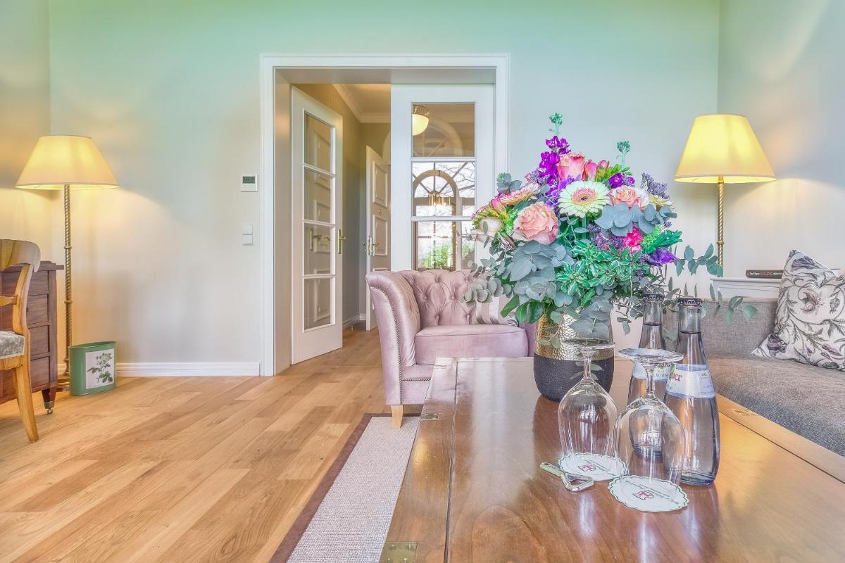Ein Sitzbereich in der Unterkunft Wald & Schlosshotel Friedrichsruhe