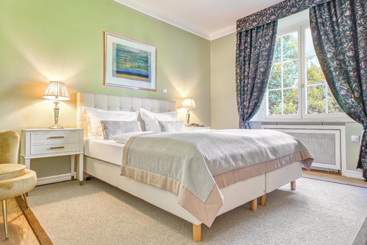Ein Bett oder Betten in einem Zimmer der Unterkunft Wald & Schlosshotel Friedrichsruhe